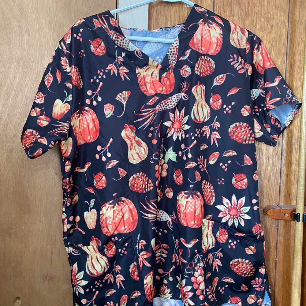 Fall scrub top no marking on brand size believed to be XL